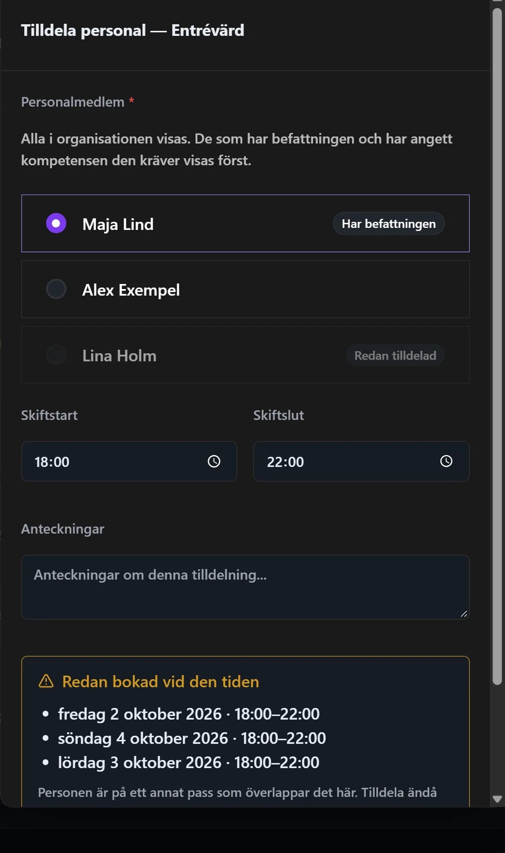 Tilldela personal — de som har befattningen först, och ett pass som krockar